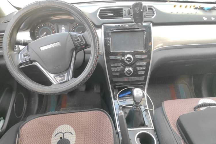 Used Haval H2 2017 Red-Label 1.5T Manual Two-Wheel Drive Comfort Model Center Console