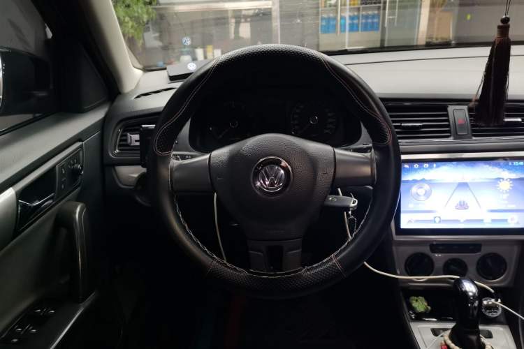 Used Volkswagen Lavida 2015 1.6L Automatic Fashion Edition Steering Wheel