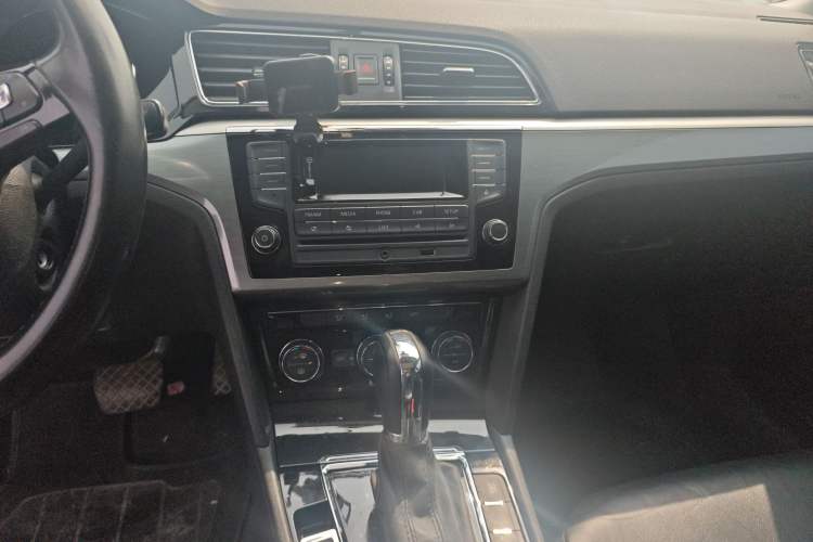 Used Volkswagen Lamando 2015 280TSI DSG Comfort Edition Audio And AC Panel