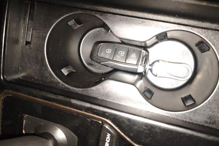 Used Dongfeng Ruichi 7 2022 2.3T Automatic Two-Wheel Drive Diesel Standard Version with Long Cargo Bed and Flat-Floor Design M9T