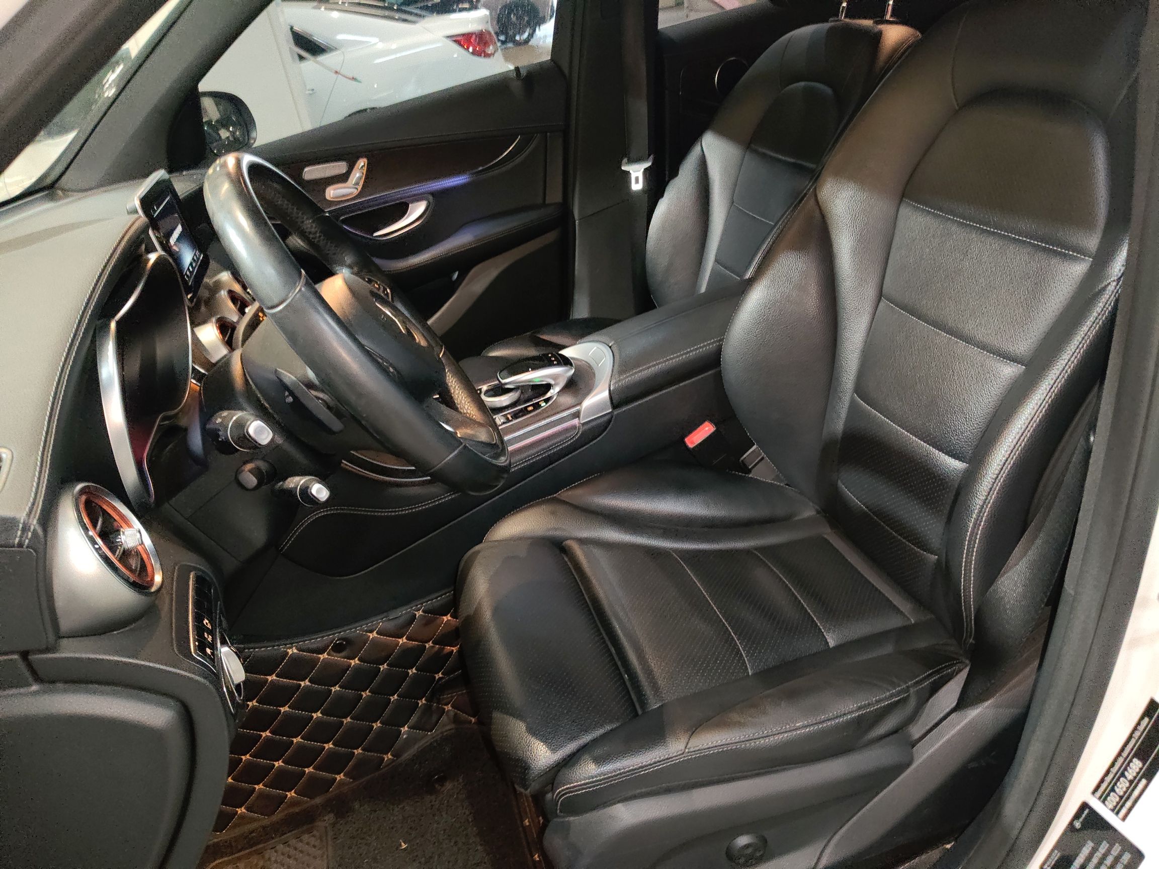 المقاعد الأمامية داخل السيارة