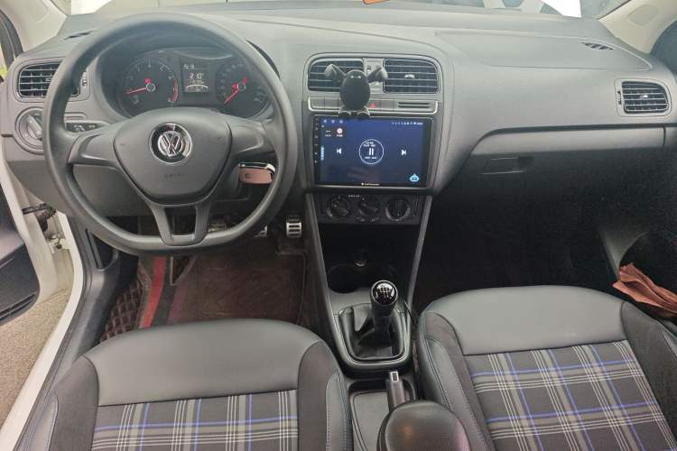 Used Volkswagen Polo 2016 1.4L Manual Fashion Model Center Console