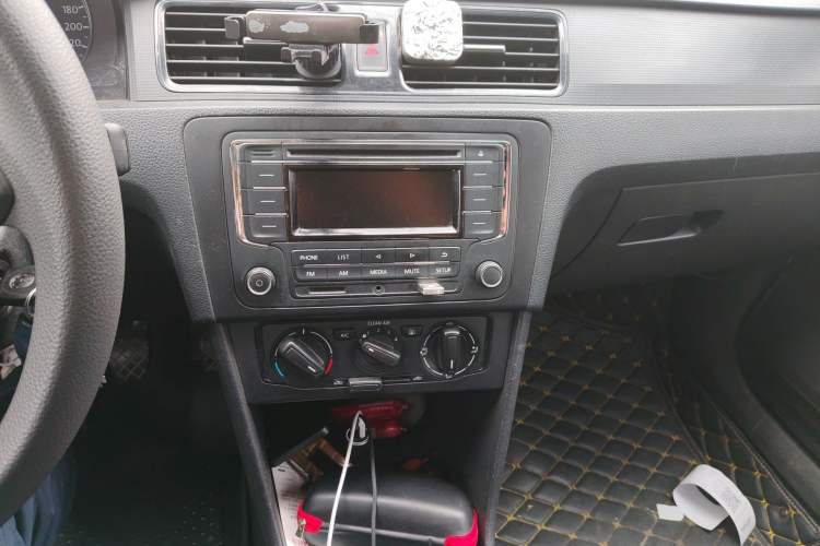 Used Volkswagen Santana 2015 1.6L Manual Fashion Edition Audio And AC Panel