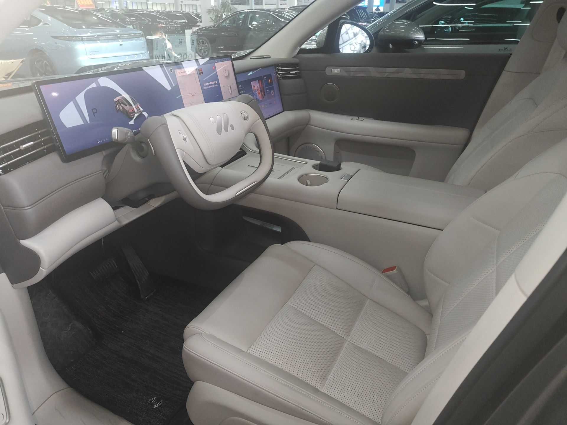 Переднее сиденье в автомобиле