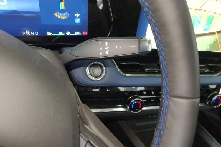 Used Chevrolet Equinox Plus 2024 102km RS Ultimate Edition Gear Lever