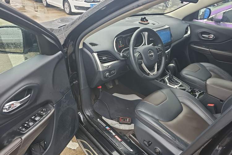 Used Jeep Cherokee 2016 2.4L Leading Edition
