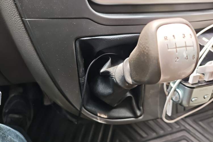 Used SAIC MAXUS Xintu V80 2017 2.5T 6-Speed Manual Aoyuntong National V Short Wheelbase Mid-Height 5/6/10-Seater
