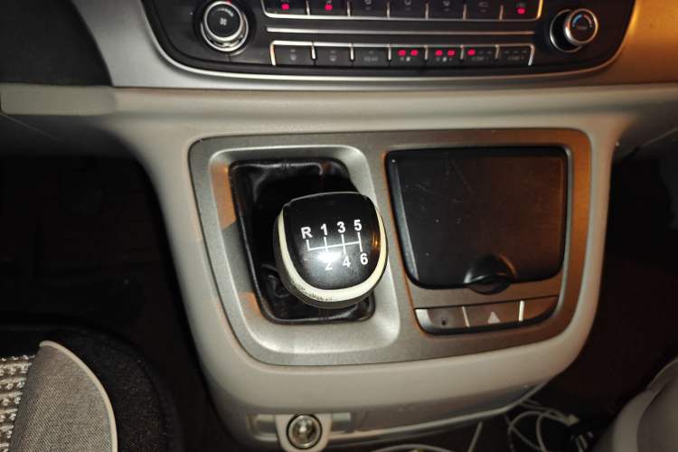 Used SAIC MAXUS G10 2015 2.0T Manual Anniversary Edition
