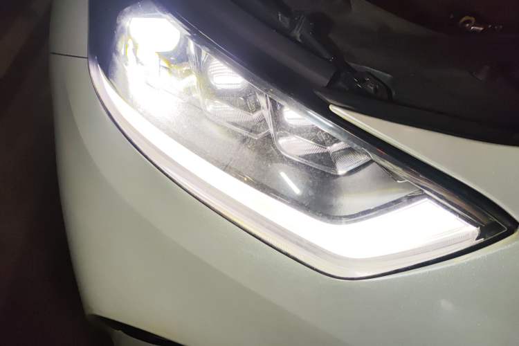 Used Toyota Highlander 2024 2.5L Smart Electric Hybrid Dual-Engine Four-Wheel Drive Prestige Version – 7 Seats Right Front Headlight