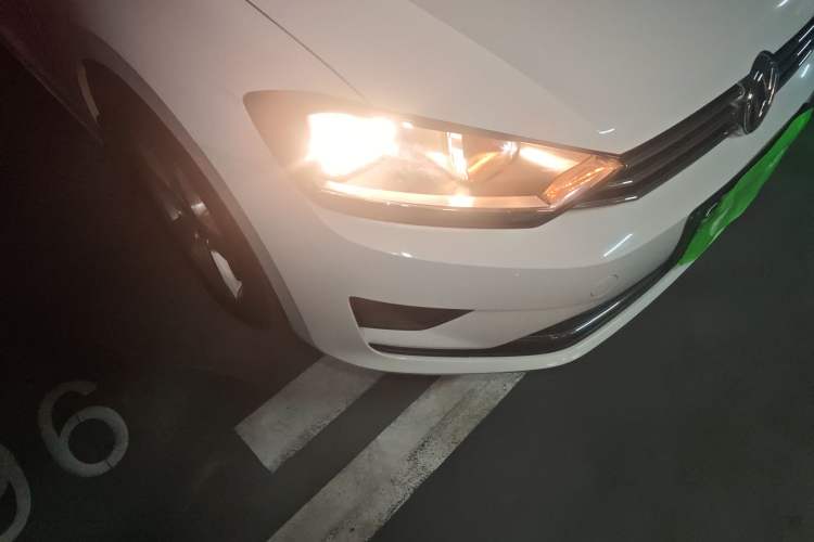 Used Volkswagen Golf Sportsvan 2016 1.6L Automatic Comfort Model Right Front Headlight