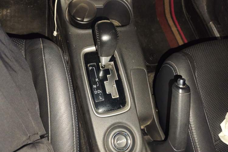 Used Mitsubishi Outlander 2014 2.4L 4x4 Deluxe Value Edition 5 Seats Gear Lever