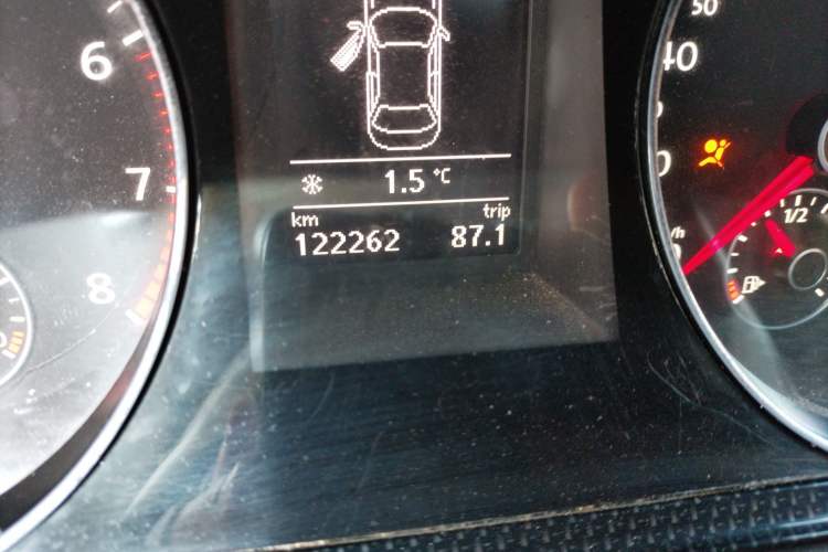 Used Volkswagen Magotan 2013 1.8TSI Luxury Model Odometer Close Up