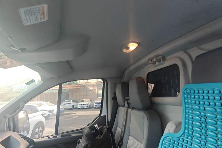 Used Ford Transit 2019 2.0T Diesel Van Mid-Chassis Mid-Roof 3-Seater China VI Standard
