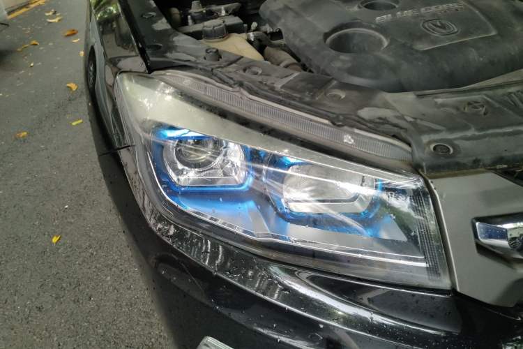 Used CHANGAN CS75 2017 Shangkui Edition 1.5T Automatic Fengxiang Model Right Front Headlight