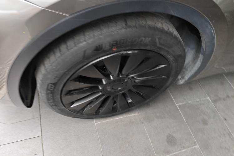 Used Tesla Model Y 2021 Standard Range Rear-Wheel Drive Version Left Front Wheel Hub