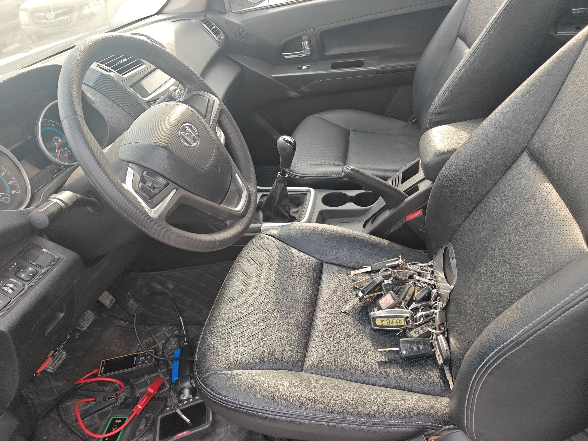 المقاعد الأمامية داخل السيارة