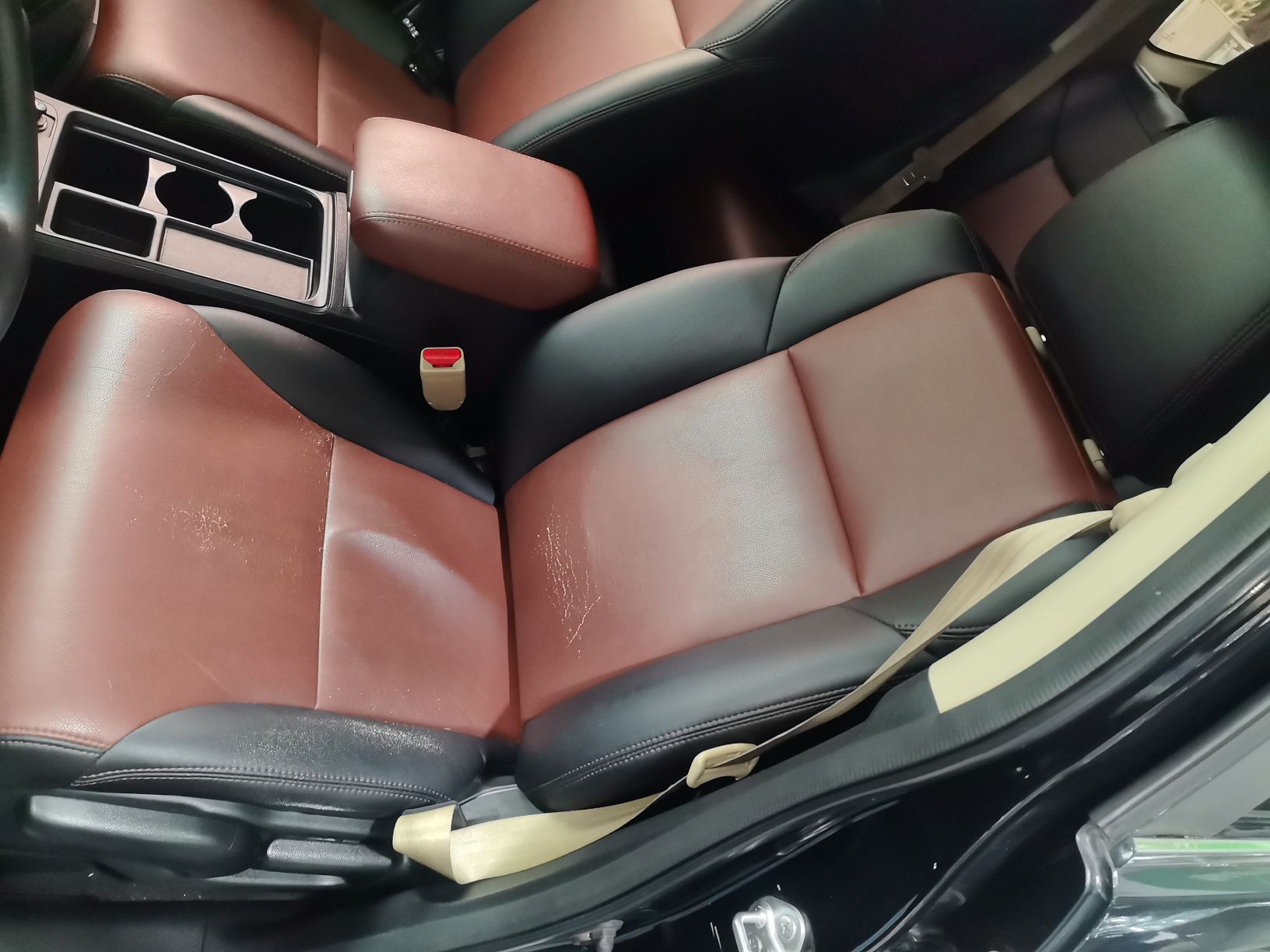 المقاعد الأمامية داخل السيارة