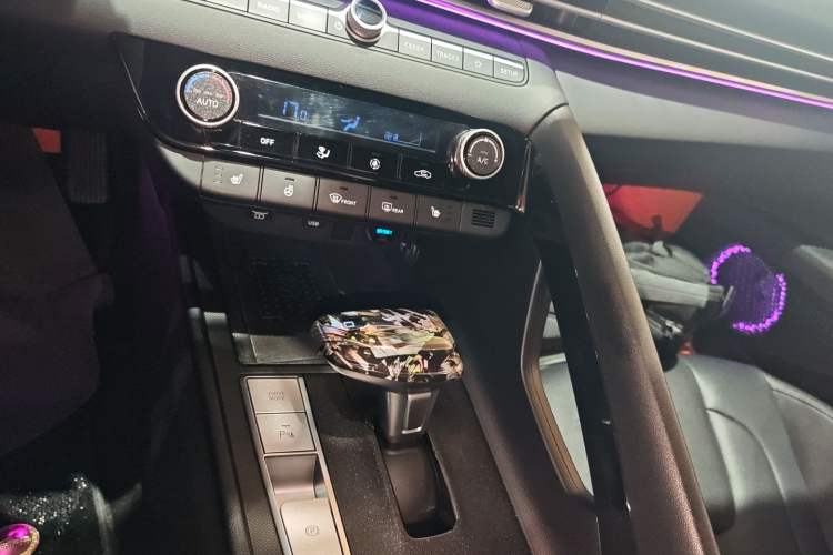 Used Hyundai Elantra 2023 1.5L CVT LUX Prestige Edition Gear Lever