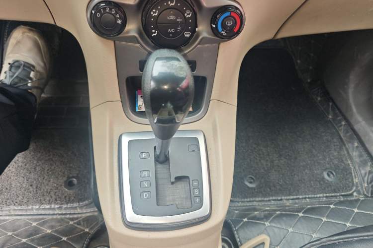 Used Ford Fiesta 2011 Sedan 1.5L Automatic Fashion Edition Gear Lever