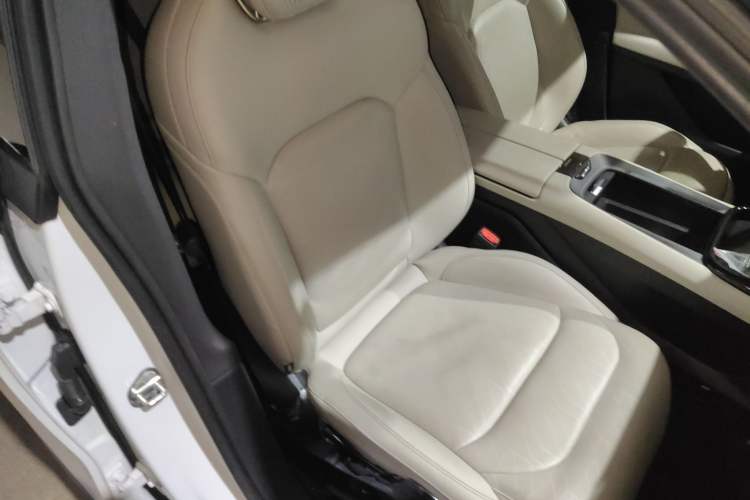 Used Lynk & Co 08 EM-P 2023 120km Long-Range Pro Right Front Seat