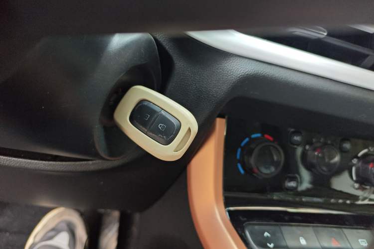 Used Dongfeng NAMMI BOX 2022 Revised Light Wind Edition 201 km Standard Version
