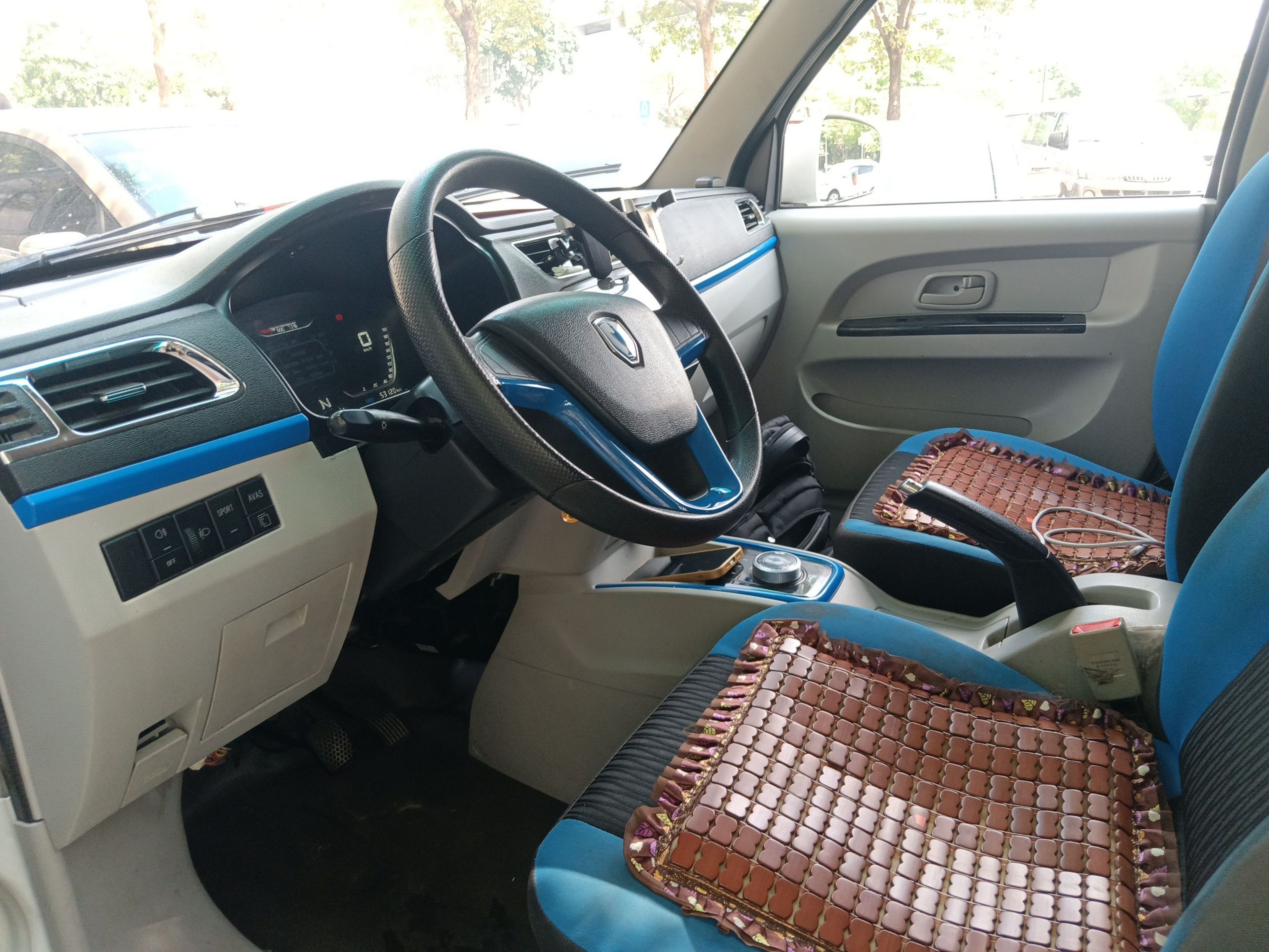 المقاعد الأمامية داخل السيارة