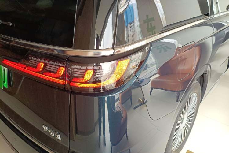 Used VOYAH Dream 2025 PHEV Four-Wheel Drive Excellence Kunpeng Edition Right Rear Taillight