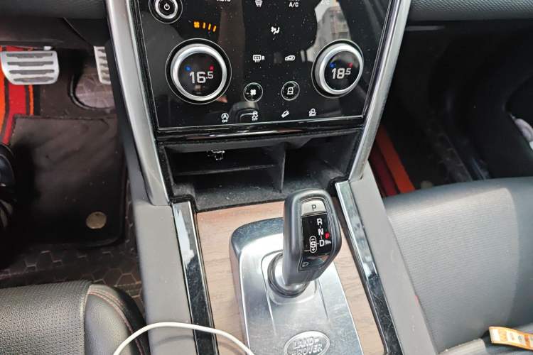 Used Land Rover Discovery Sport 2020 249 PS R-Dynamic Performance Tech Edition 5 Seats Gear Lever