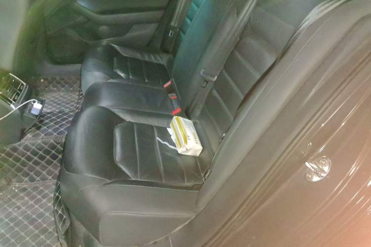 Used Volkswagen Phideon 2018 Revised Version 380TSI Two-Wheel Drive Business Edition Left Rear Seat