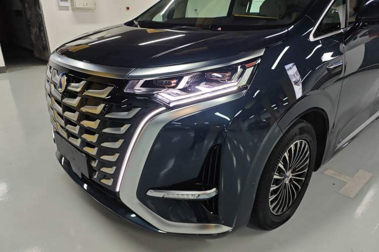 Used Denza D9 2025 DM-i Intelligent Drive 1020 Four-Wheel Drive Flagship Model
