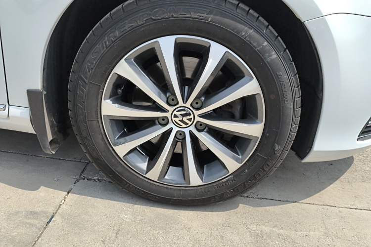 Used Volkswagen Magotan 2013 2.0 TSI Luxury Model Right Front Wheel Hub