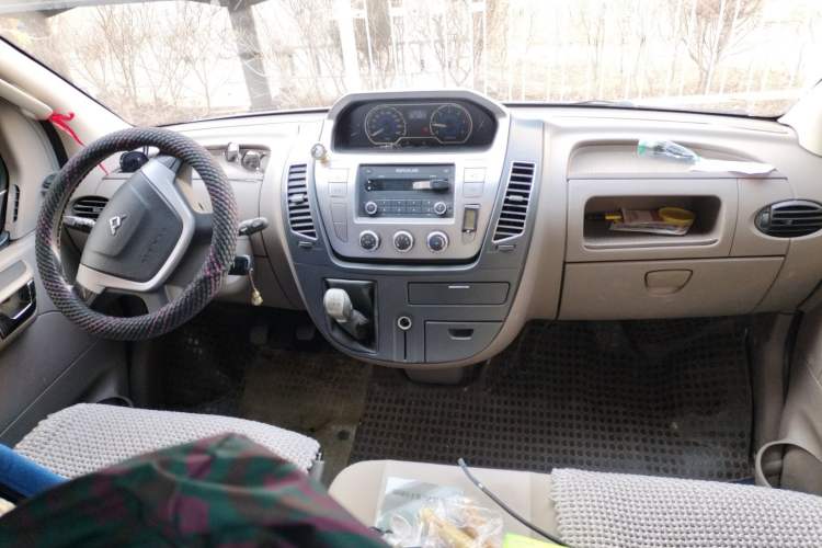 Used SAIC MAXUS Xintu V80 2016 2.5T Manual Aoyuntong National IV Short Wheelbase Mid-Roof 6-Seater