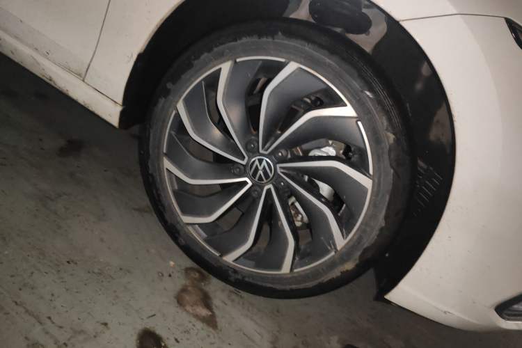 Used Volkswagen Golf 2021 280TSI DSG 30th Anniversary Edition Right Front Wheel Hub