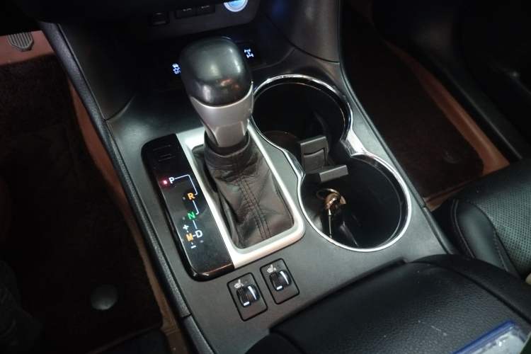 Used Toyota Highlander 2018 2.0T Four-Wheel Drive Luxury Version 7 Seats China VI Standard Gear Lever