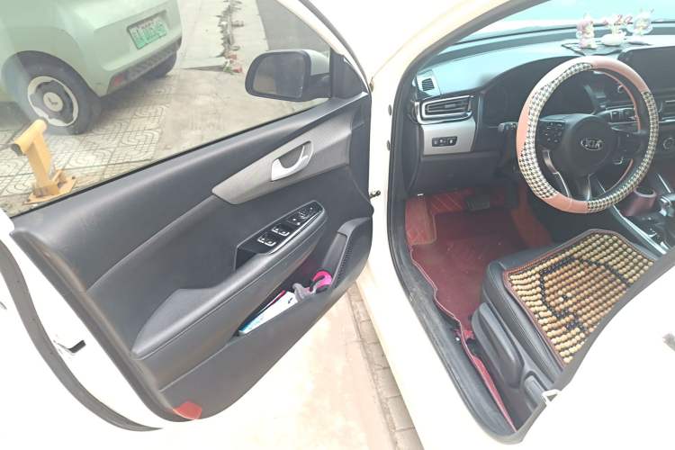 Used Kia Forte 2018 1.6L Automatic Value-Connect Edition with Intelligent Connectivity Driver Seat