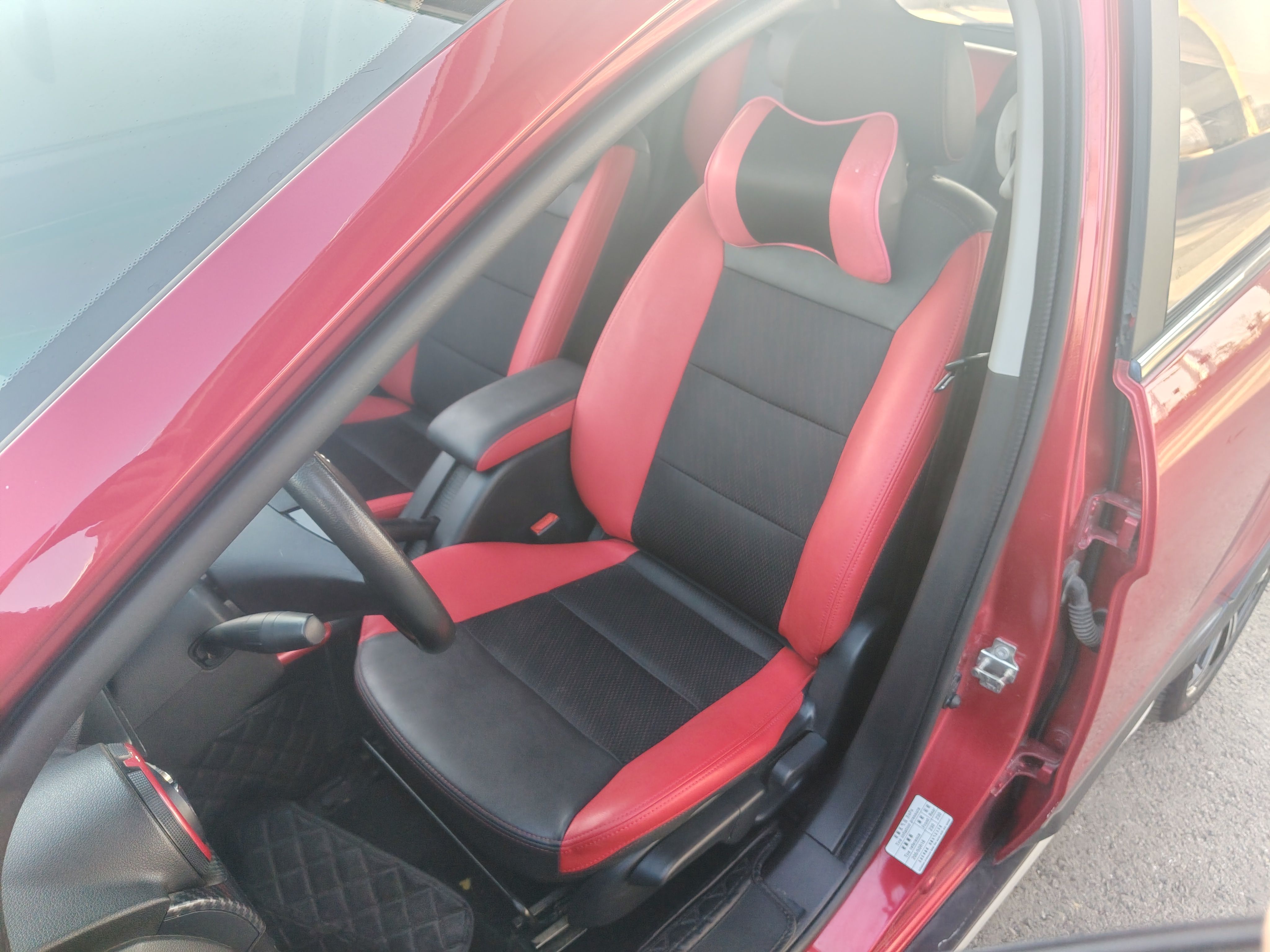 المقاعد الأمامية داخل السيارة