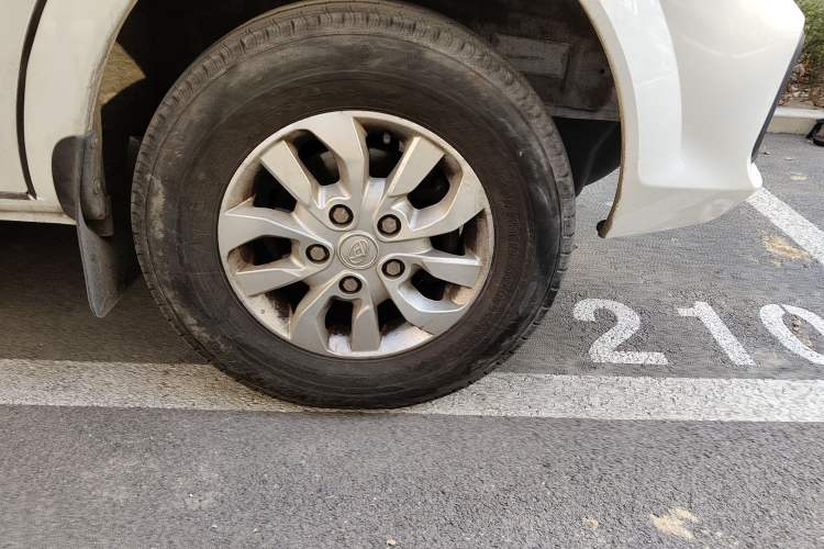 Used SAIC MAXUS Xintu V80 2021 2.0T PLUS AMT Van Short Wheelbase Mid-Roof Design 3 Seats
