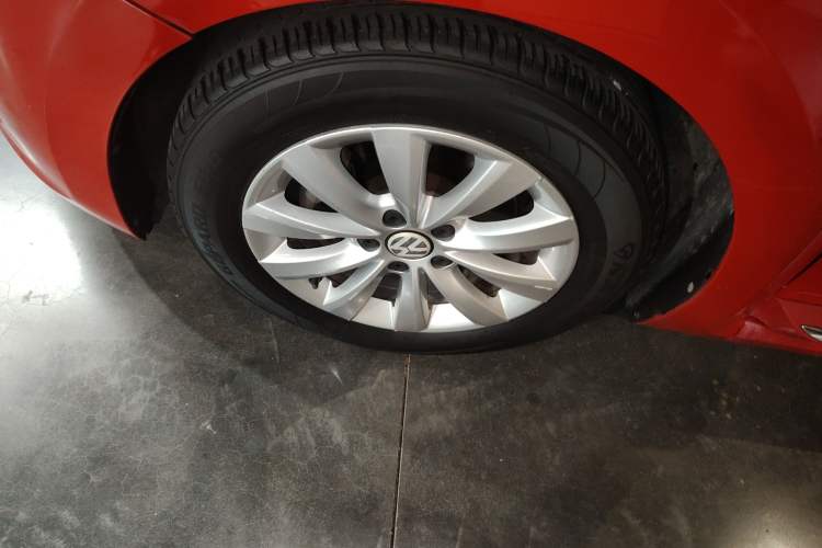 Used Volkswagen Beetle 2015 180TSI model Left Front Wheel Hub