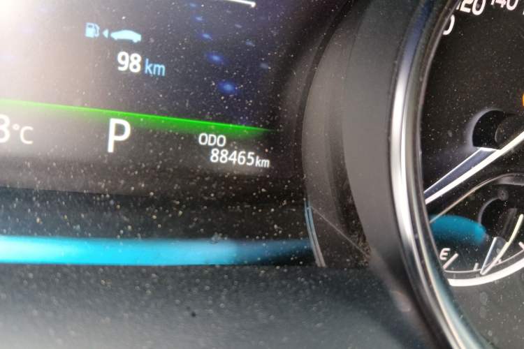 Used Toyota Camry 2018 2.5G Luxury Edition Odometer Close Up