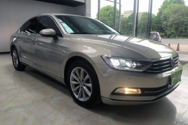 Used Volkswagen Magotan 2019 330TSI DSG Leading Model China VI Standard Front Right 45 Deg