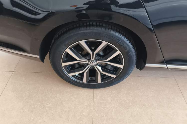 Used Volkswagen Magotan 2017 330TSI DSG Luxury Model Right Rear Wheel Hub