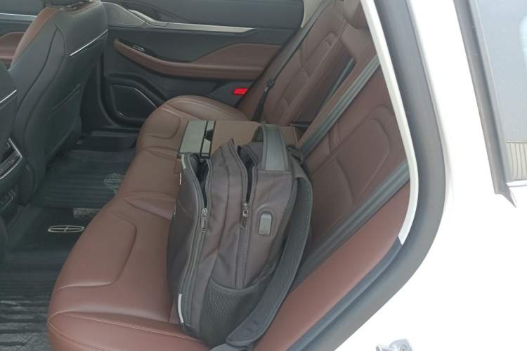 Used Lincoln Z 2025 2.0T Prestige Hybrid Edition Left Rear Seat