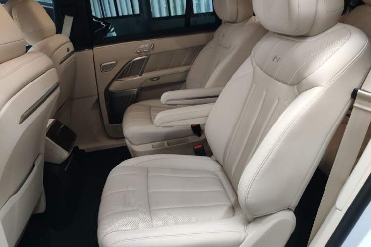 Used ONVO Luxeed L90 2025 Model—Ultra Six-Seater Version Left Rear Seat