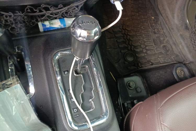 Used Jeep Wrangler 2015 2.8TD Sahara Four-Door Comfort Edition Gear Lever