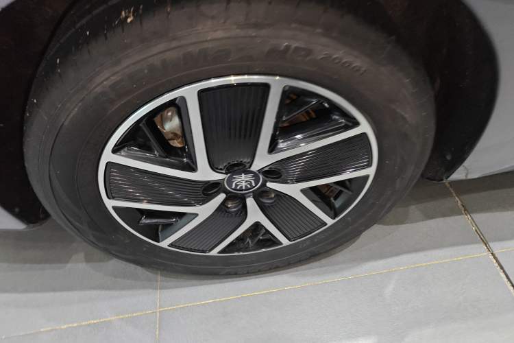 Used BYD Qin L 2024 DM-i 120KM Leading Model Right Rear Wheel Hub