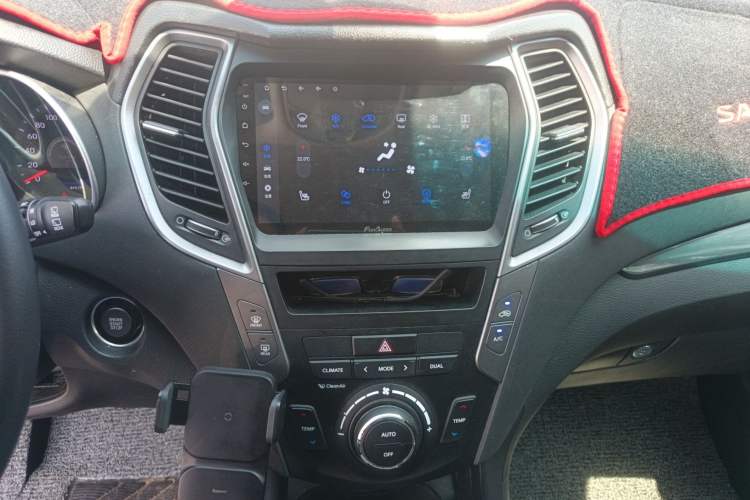 Used Hyundai Santa Fe 2015 2.0T Automatic Two-Wheel Drive Smart Version 5 Seats