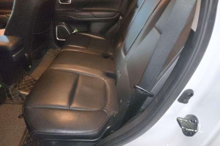 Used Mitsubishi Outlander 2018 2.4L 4x4 Luxury Edition 7-Seater
