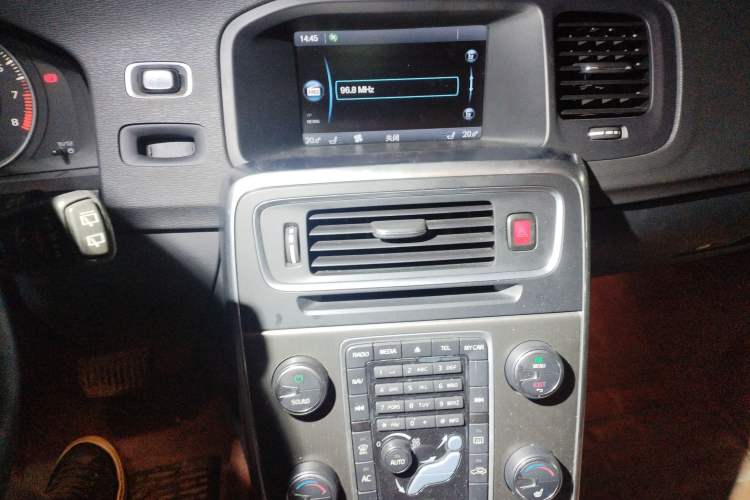 Used Volvo V60 2013 T5 Comfort Edition Audio And AC Panel