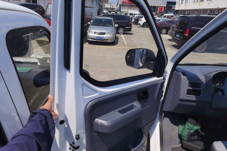 Used Wuling Yangguang 2024 300KM Comfort Version Passenger Van 75kW