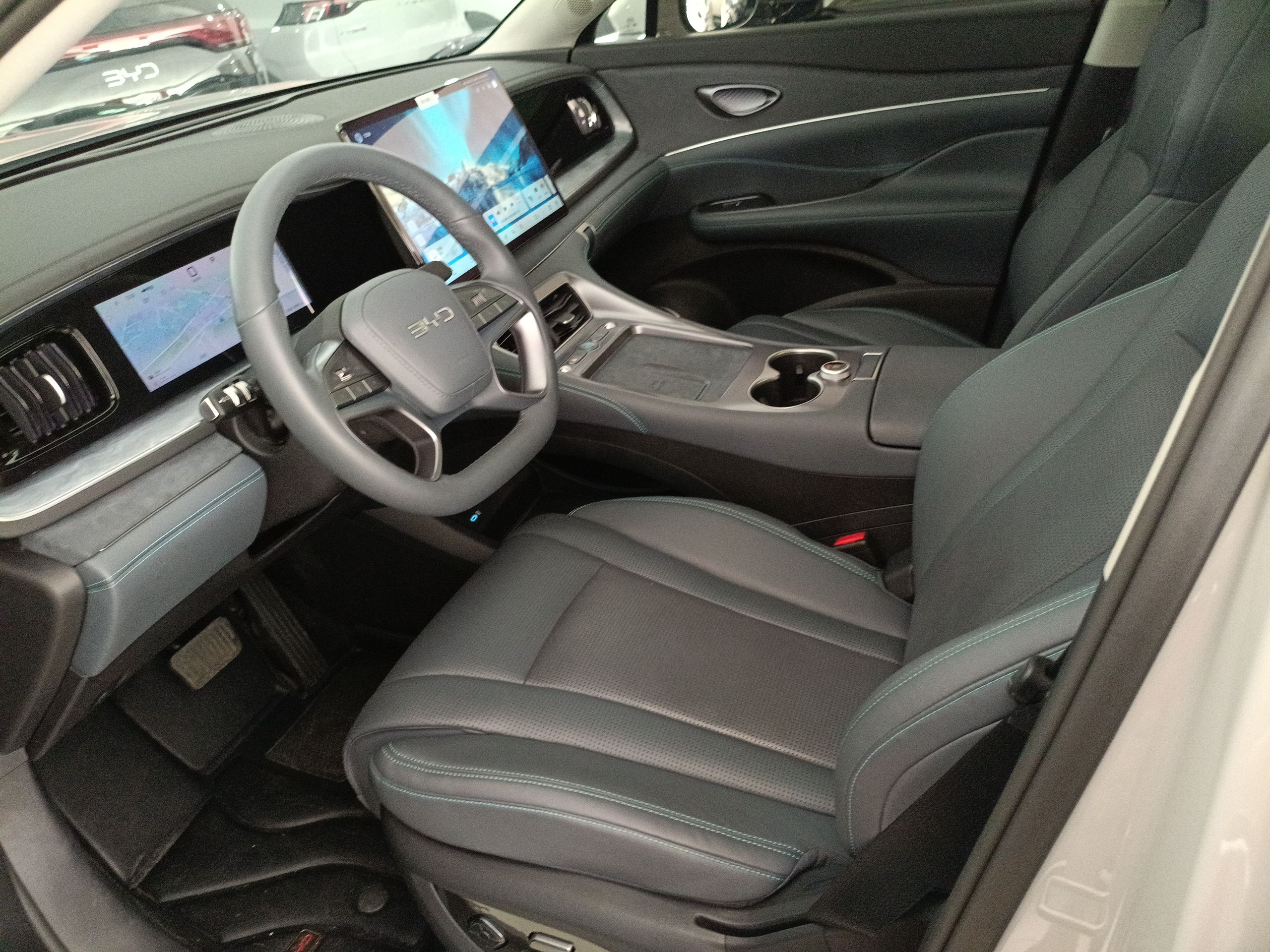 المقاعد الأمامية داخل السيارة